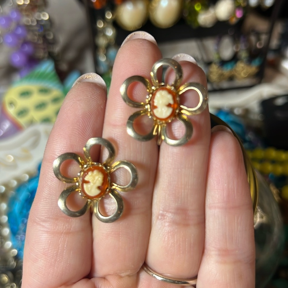 Vintage Cameo Flower Screw Back Earrings